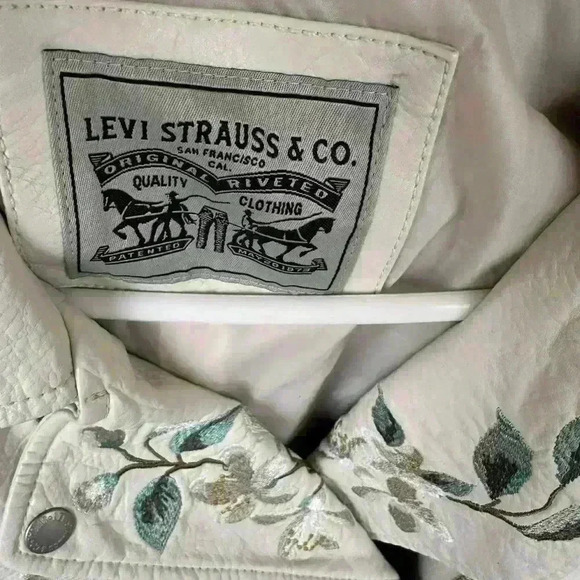 Levi's Women's White Floral Embroidered Jacket - Picture 5 of 15